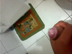 Vazou, novinho batendo punheta e gozando no final?
